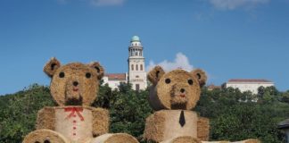 Riesige Teddybären schmücken das Panorama von Pannonhalma