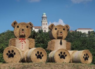 Riesige Teddybären schmücken das Panorama von Pannonhalma
