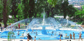 Ein Wohltätigkeitstag findet im Palatinus-Bad in Budapest statt