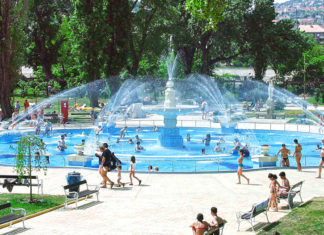 Ein Wohltätigkeitstag findet im Palatinus-Bad in Budapest statt