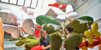 Wagen sind startklar für den Blumenkarneval von Debrecen