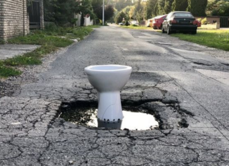 Toilette mitten auf der Strasse!?