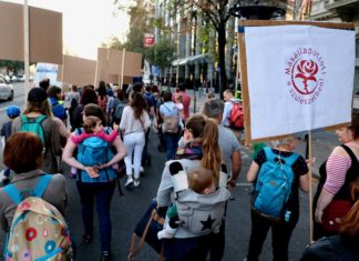 Mütter demonstrieren für ihre Rechte in Budapest