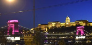 An der Kettenbrücke pink gekleidet – „Every Woman wins!“