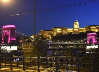 An der Kettenbrücke pink gekleidet – „Every Woman wins!“