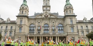 Die Polizei tanzte auf der Straße in Győr
