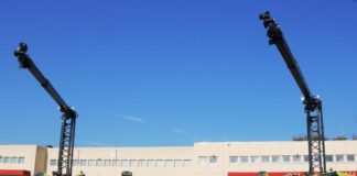 Große Schneeräummaschinen und Löschfahrzeuge einsatzbereit am Flughafen Budapest