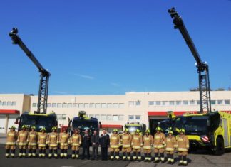 Große Schneeräummaschinen und Löschfahrzeuge einsatzbereit am Flughafen Budapest