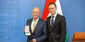 Komturkreuz Ungarns für Audi-Produktionsvorstand Peter Kössler