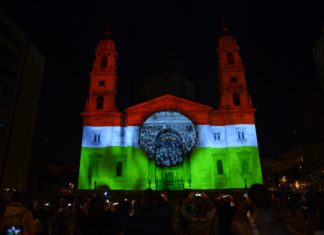 Kerzen und Lichtelemente an und in der St.-Stephans-Basilika