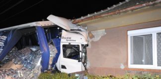 LKW mit Mineralwasser crasht in Wohnhaus nähe Cegléd