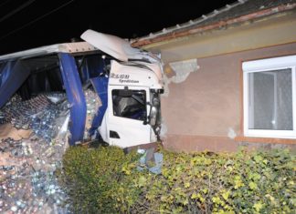 LKW mit Mineralwasser crasht in Wohnhaus nähe Cegléd