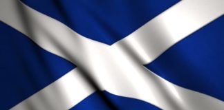 Die Farben der schottischen Nationalflagge beleuchten die Kettenbrücke