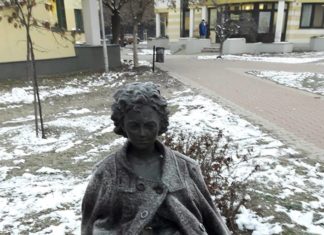 Mädchenstatue in Marcalváros plötzlich mit Jacke