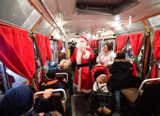 Auch die Straßenbahn trug dieses Jahr Nikolaus Kleidung in Debrecen