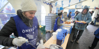 Weihnachtliches Essen der Ökumenischen Hilfsorganisation in Budapest