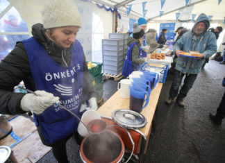 Weihnachtliches Essen der Ökumenischen Hilfsorganisation in Budapest