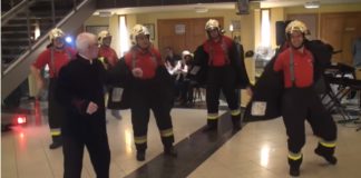 Tanzende Feuerwehrleute in Vasvár