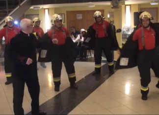 Tanzende Feuerwehrleute in Vasvár