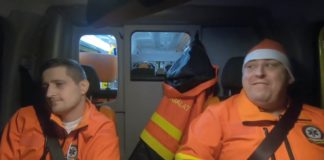 Sanitäter machen Stimmung: Weihnachtslieder im Krankenwagen
