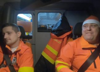 Sanitäter machen Stimmung: Weihnachtslieder im Krankenwagen