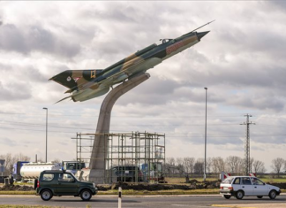 Mig-21 Kampfflugzeug seit heute in Pápa im Kreisverkehr!