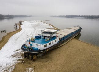 Ein Schiff auf der Donau bei Esztergom „gestrandet“