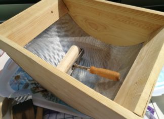 Mit dieser Reibe wird Fischsuppe verfeinert