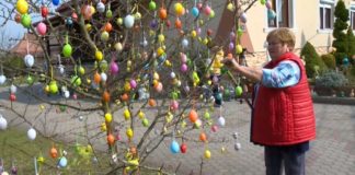 Fast 500 Eier dekorieren den Hof einer ungarischen Frau