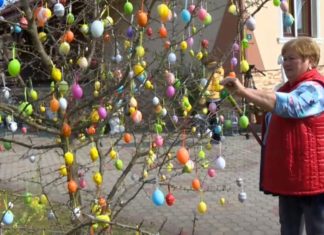 Fast 500 Eier dekorieren den Hof einer ungarischen Frau