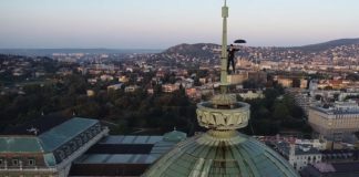 Regenschirm-Mann kletterte auf Buda Burg!