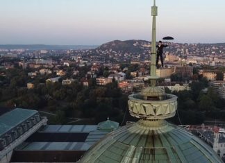 Regenschirm-Mann kletterte auf Buda Burg!