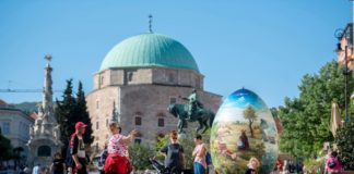 Zwei Meter großes Osterei in Pécs!