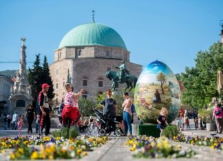 Zwei Meter großes Osterei in Pécs!