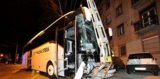 Glück im Unglück: Touristenbus in Budapest frontal gegen Strommast!