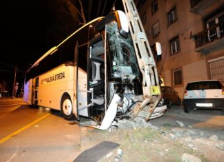 Glück im Unglück: Touristenbus in Budapest frontal gegen Strommast!