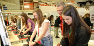 „Girls Day“: Vor Berufswahl stehende junge Frauen bei Audi Hungaria