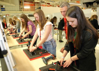 „Girls Day“: Vor Berufswahl stehende junge Frauen bei Audi Hungaria