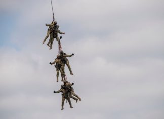 Militärdemonstration auf dem Flugplatz in Budaörs