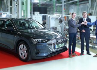 Der erste ungarische Audi e-tron wurde bei Audi Hungaria übergeben