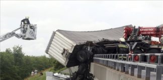 Ein Lastwagen durchbrach die Leitplanke der Autobahnbrücke M3