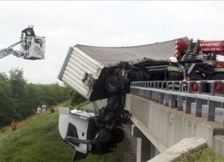 Ein Lastwagen durchbrach die Leitplanke der Autobahnbrücke M3