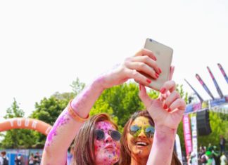 Ungarn-Festival-Selfie um anderen zu helfen!