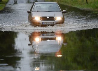 Unwetterfront bringt auch in Debrecen Überflutungen mit sich