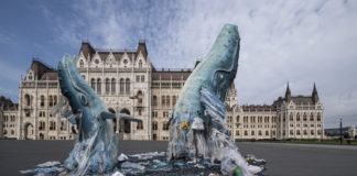 Walskulpturen aus Plastikmüll in Budapest