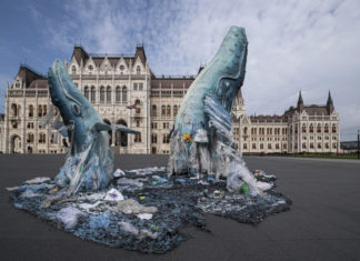 Walskulpturen aus Plastikmüll in Budapest