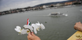 Donauschiffbruch – Heute verabschiedet man den ungarischen Kapitän und Seemann der Meerjungfrau