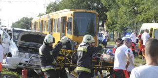 Viele Verletzte: In Budapest kollidierte ein Kleinbus mit einer Straßenbahn