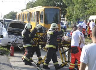 Viele Verletzte: In Budapest kollidierte ein Kleinbus mit einer Straßenbahn