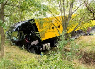 Schwerer Unfall mit Formel-1 Transporter auf der M1 bei Györ!